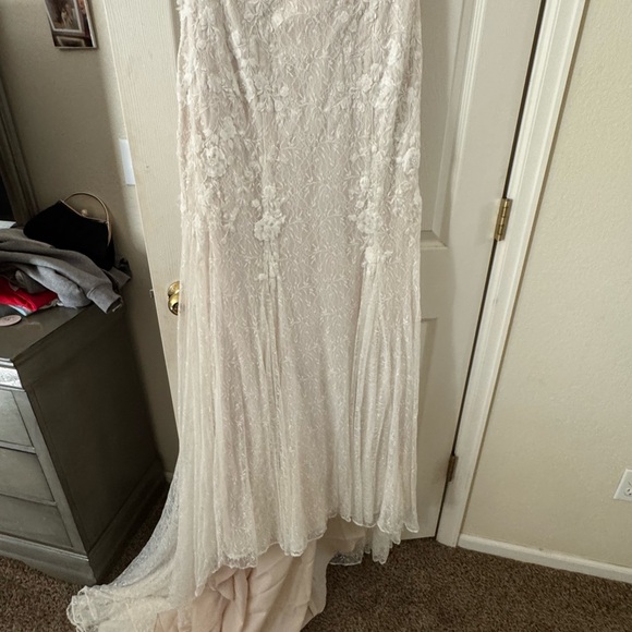 Elegant Lace Sleeveless wedding dress - Picture 8 of 15